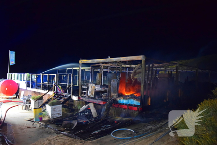 Strandtent verwoest door vlammenzee