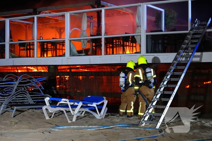 Strandtent verwoest door vlammenzee