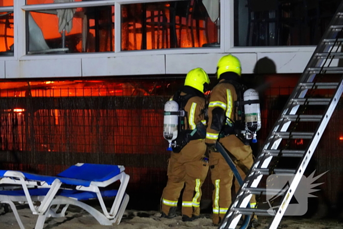 Strandtent verwoest door vlammenzee