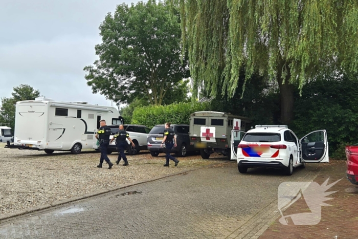 Hulpdiensten druk met persoon die verward gedrag vertoont