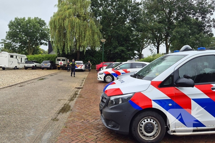 Hulpdiensten druk met persoon die verward gedrag vertoont