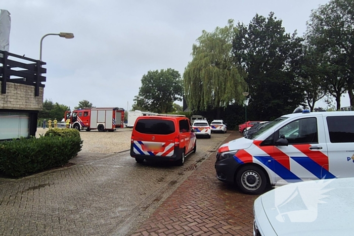 Hulpdiensten druk met persoon die verward gedrag vertoont