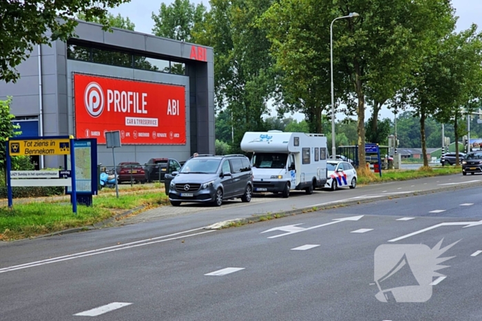 Kop-staart aanrijding tussen camper en bestelbus