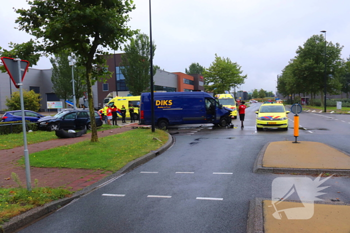 Meerdere gewonden bij aanrijding tussen bestelbus en personenauto