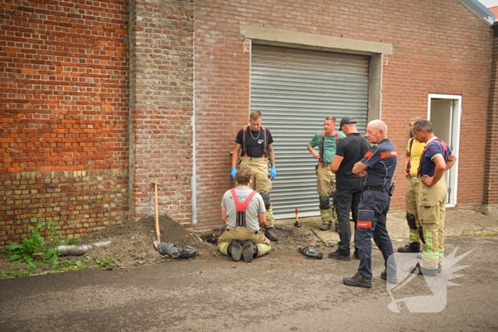 Brandweer helpt politie in zoektocht naar telefoon in riool na inval wietkwekerij