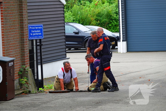 Brandweer helpt politie in zoektocht naar telefoon in riool na inval wietkwekerij