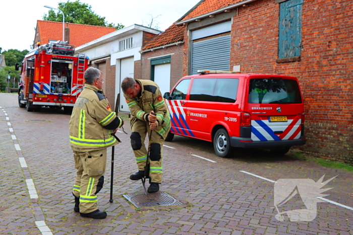 Brandweer helpt politie in zoektocht naar telefoon in riool na inval wietkwekerij