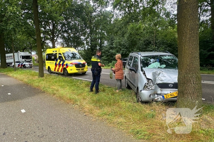 Automobilist verliest macht over stuur en klapt op boom