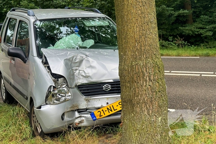 Automobilist verliest macht over stuur en klapt op boom