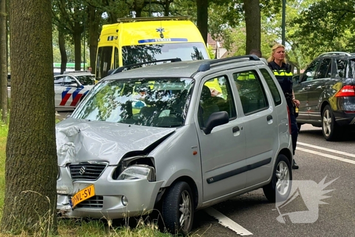 Automobilist verliest macht over stuur en klapt op boom