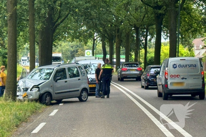 Automobilist verliest macht over stuur en klapt op boom