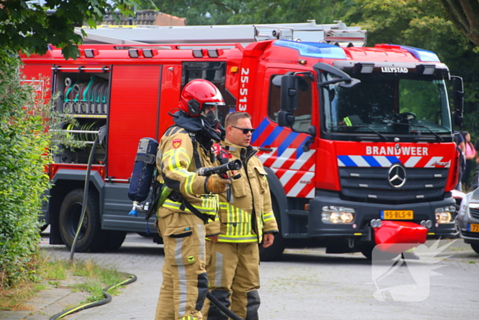 Brandweer blust brandende auto