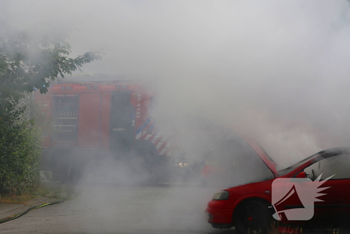 Brandweer blust brandende auto