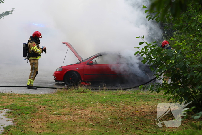 Brandweer blust brandende auto