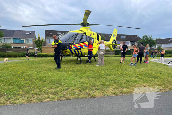 Traumahelikopter trekt veel bekijks in woonwijk