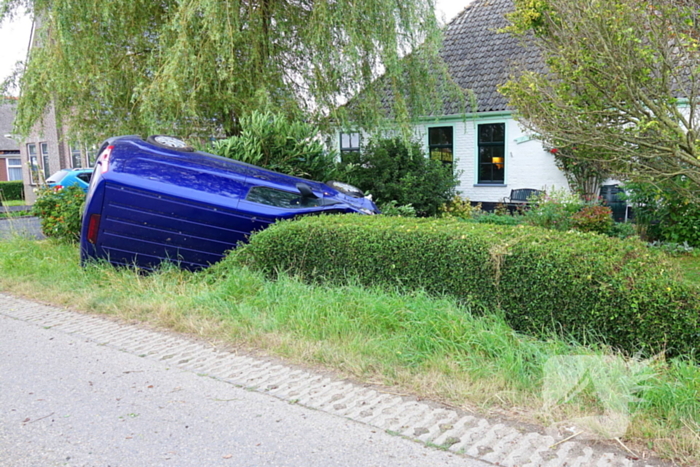 Bus belandt op de kop in voortuin, bestuurder aangehouden