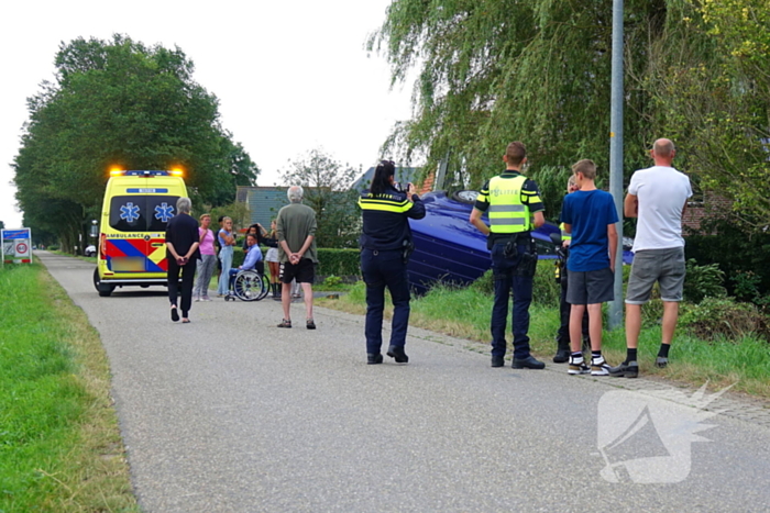 Bus belandt op de kop in voortuin, bestuurder aangehouden