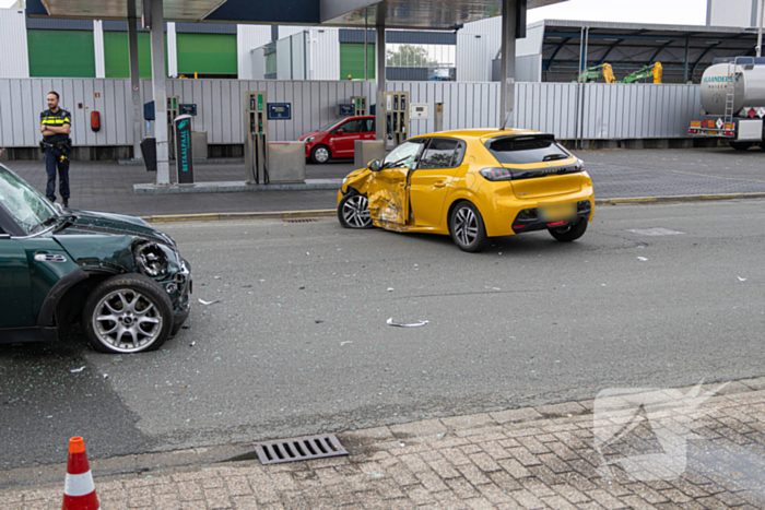 Auto's zwaar beschadigd door aanrijding