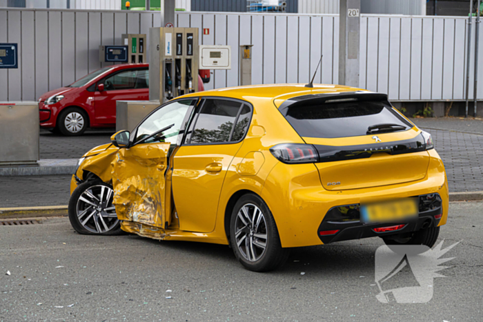 Auto's zwaar beschadigd door aanrijding