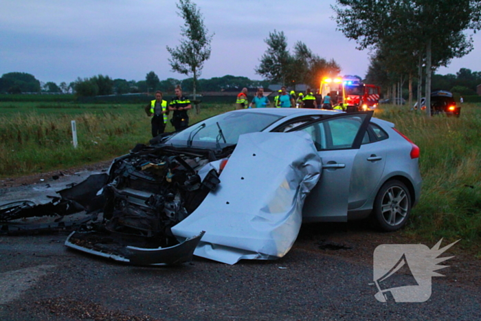 Enorme schade na aanrijding, meerdere ambulances ingezet