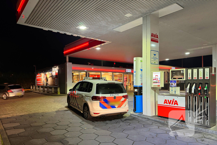 Verward persoon eist geld in tankstation