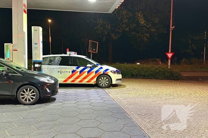 Verward persoon eist geld in tankstation