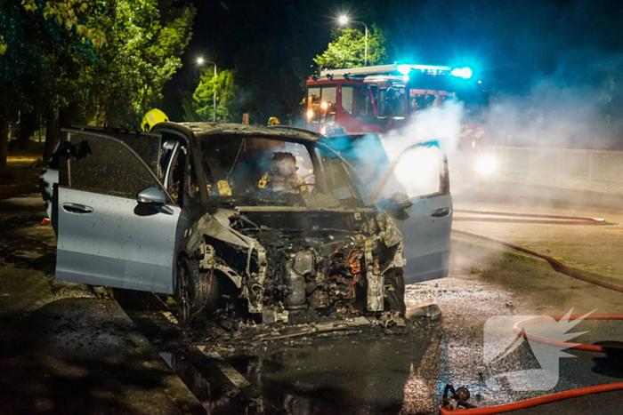 Auto vliegt in brand tijdens rijden