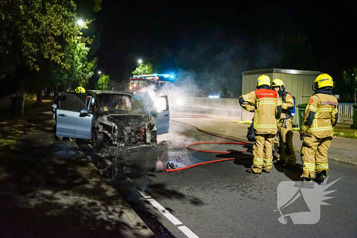 Auto vliegt in brand tijdens rijden