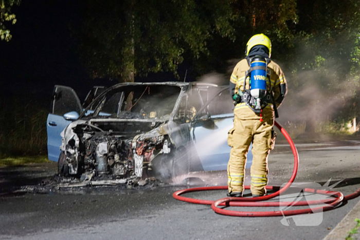 Auto vliegt in brand tijdens rijden