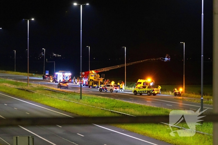 Luxe BMW te Water, twee rijstroken afgesloten