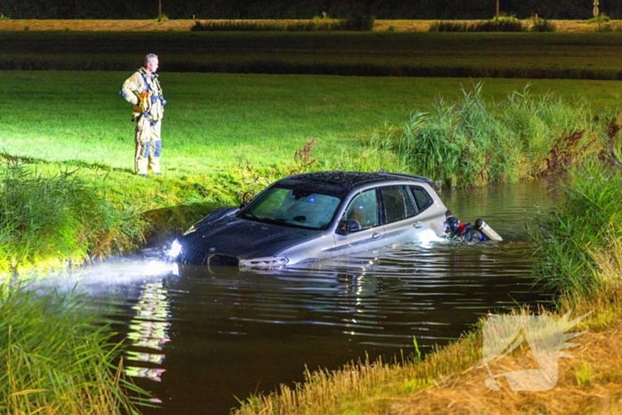 Luxe BMW te Water, twee rijstroken afgesloten