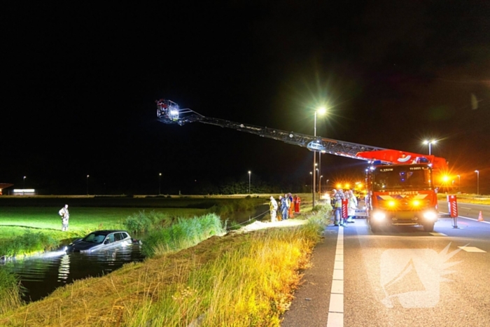 Luxe BMW te Water, twee rijstroken afgesloten