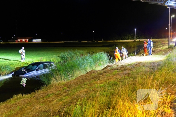 Luxe BMW te Water, twee rijstroken afgesloten