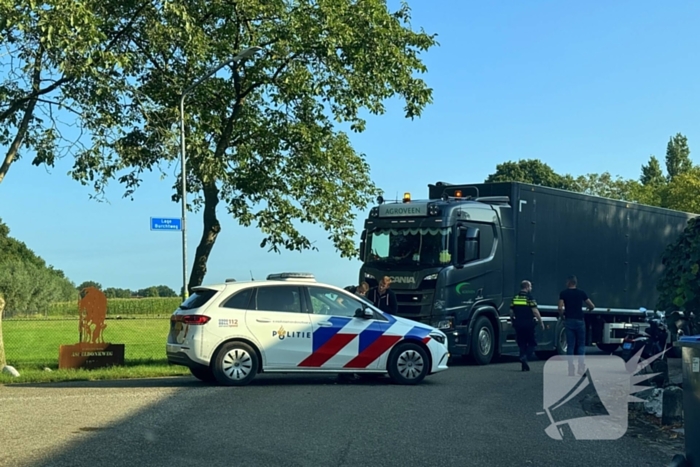 Vrachtwagen schept scooterrijder