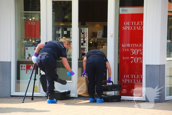 Verdachten vluchten na gewapende overval op juwelier