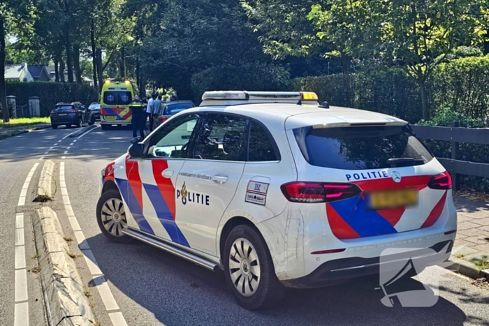 Personenauto verlaat ongeval na aanrijden fietser