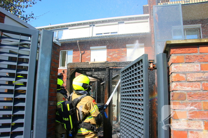 Brand in fietsaccu slaat over naar overkapping