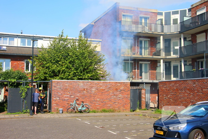 Brand in fietsaccu slaat over naar overkapping