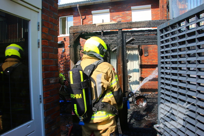 Brand in fietsaccu slaat over naar overkapping