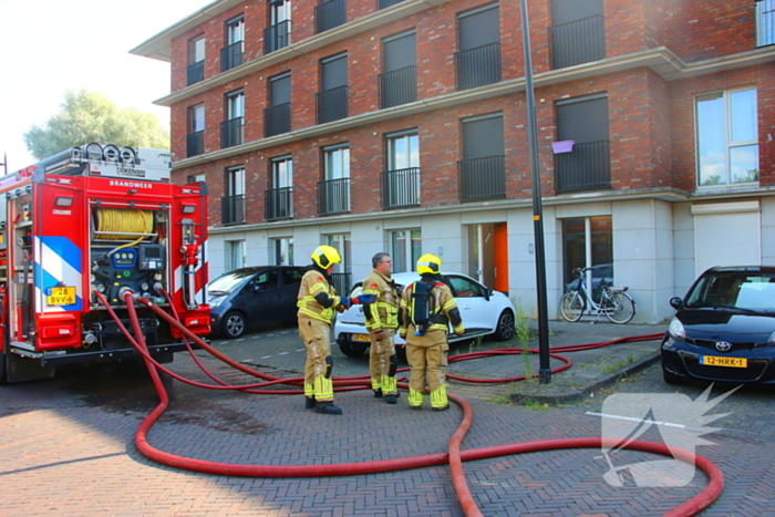 Brand in fietsaccu slaat over naar overkapping