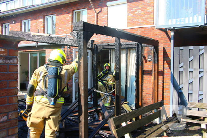 Brand in fietsaccu slaat over naar overkapping