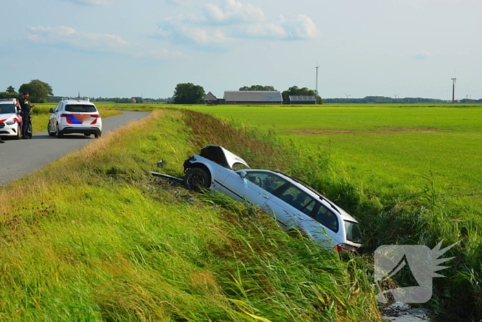 Auto belandt in sloot, bestuurder spoorloos