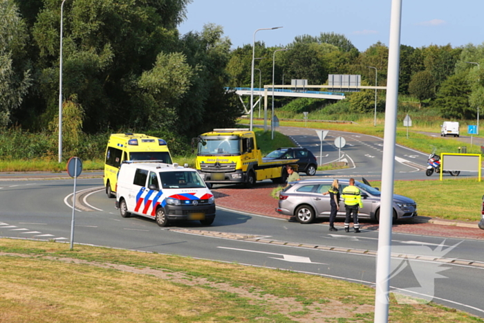 Bestuurders botsen op rotonde