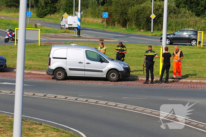 Bestuurders botsen op rotonde