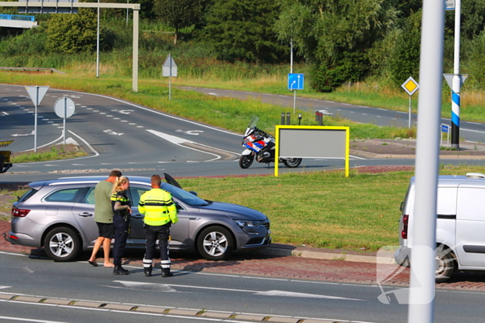 Bestuurders botsen op rotonde