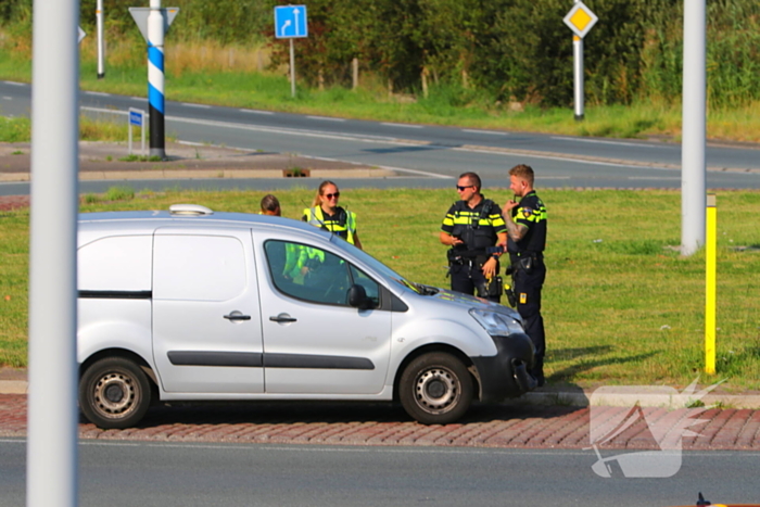 Bestuurders botsen op rotonde