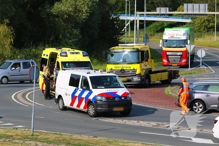 Bestuurders botsen op rotonde