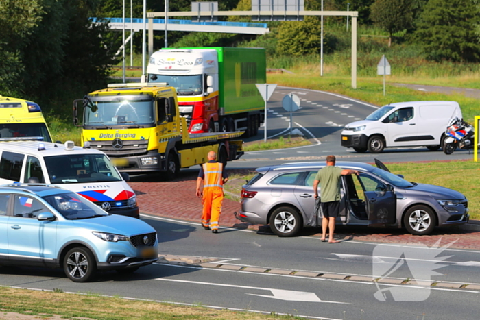 Bestuurders botsen op rotonde