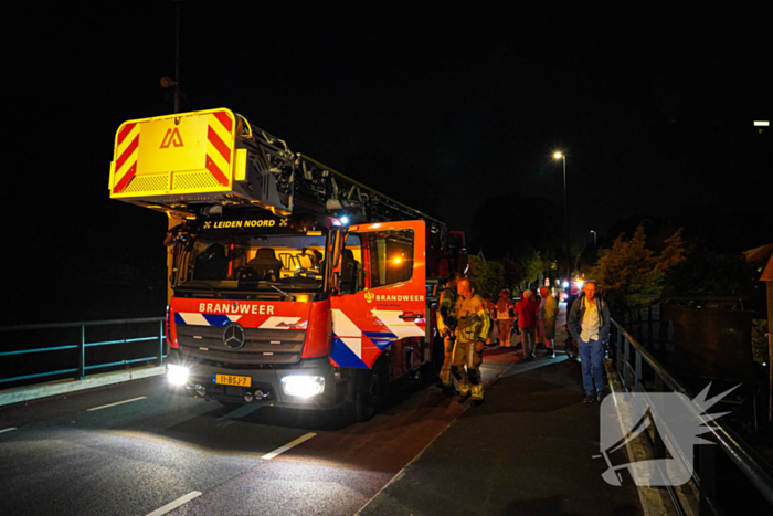 Persoon met onbegrepen gedrag springt in water