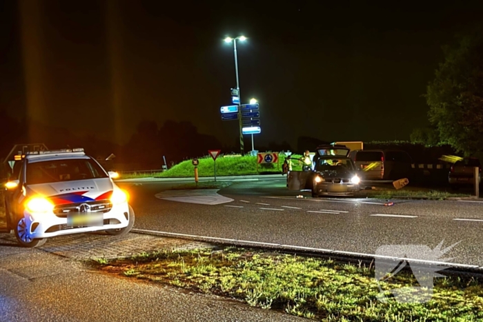 Ravage nadat auto crasht, bestuurder ongedeerd